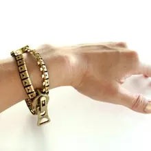 無骨なジッパーを、そのままブレスレットに……