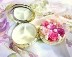 女性に人気のバラアクセ、その素材は……