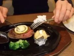 フォークの背にライスを乗せて食べますか？