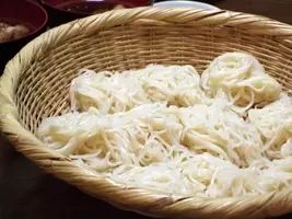 そうめんやひやむぎに入っているピンクや緑の麺って何 06年8月29日 エキサイトニュース