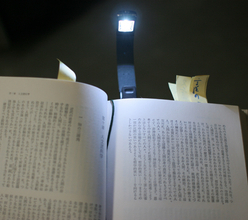 本に挟んで活字を照らすLEDライト