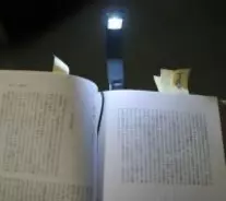 本に挟んで活字を照らすLEDライト
