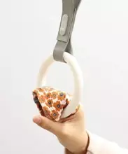 つり革を直接触らなくても済むリストバンド