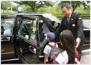 陣痛タクシーにキッズタクシー!?　生誕100周年、タクシーのサービスがすごいぞ