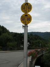 ビミョーに時代錯誤感が漂う交通標識　ドイツ