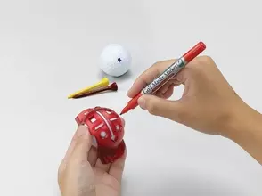 「ゴルフボールに描く」ために生まれたペン