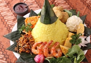 インドネシアの祝い飯『ナシクニン』って？