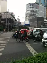 海外旅行者に多い「タスキがけ」も危険？多発するバイク強盗・スリに注意！