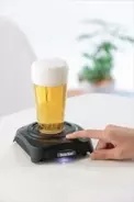 超音波によって立ち上る！　グラスを乗せて細かなビール泡を発生させるトレイ