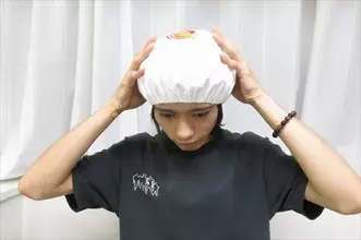 「コップ1杯の水」と「5秒」さえあれば寝ぐせを消すキャップ