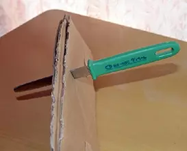 ダンボールをザクザク切れる小型ノコギリ