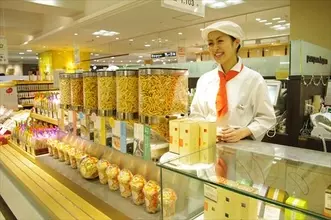 大阪・老舗あられ店がプロデュース! 日本初のオシャレな「柿の種専門店」