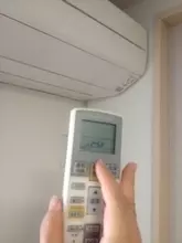 初秋のエアコン、一定温度設定なのにいやに暑い