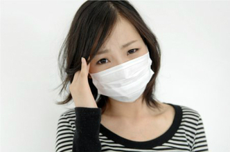 マスクを裏返しにつけると、ウイルスを寄せ付けて風邪をひきやすくなる？