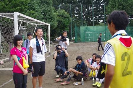 NMB48の山本彩がいきなり現れて、高校サッカー部のマネージャーに挑戦！