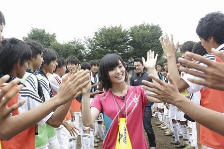 NMB48の山本彩がいきなり現れて、高校サッカー部のマネージャーに挑戦！