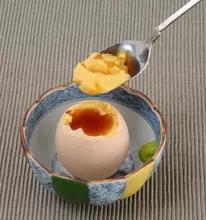 卵をグルグル回し、温めたら、なぜか"プリン"になっていたので、食べてみた