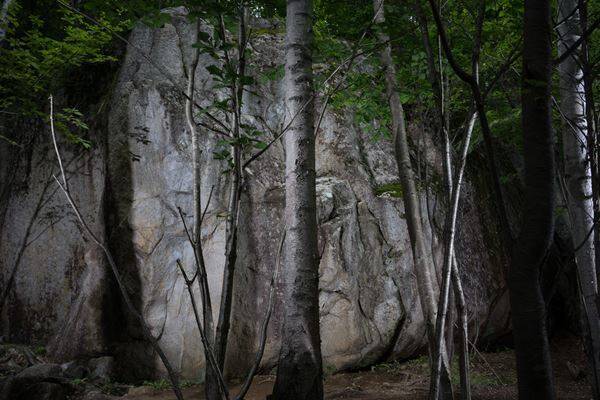 「ガリガリ君」「きたない大岩」「とけたソフトクリーム」と呼ばれる岩がある