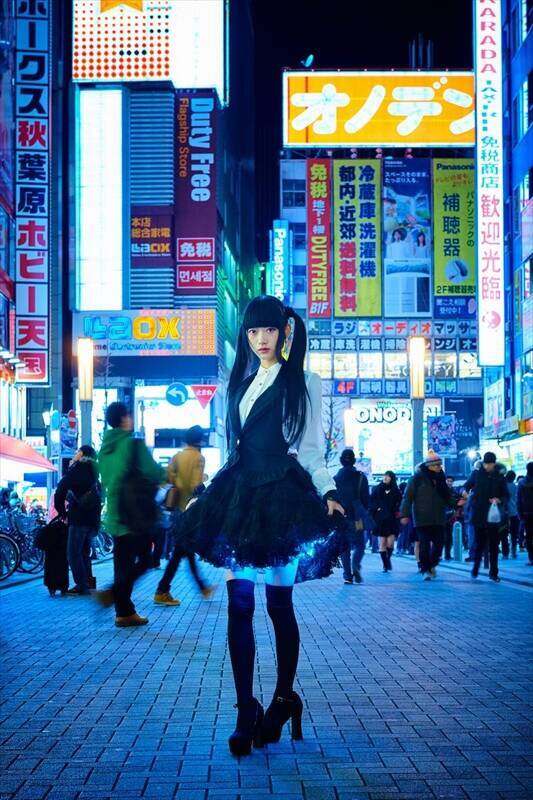 夜の街を“東京女子”がキラキラさせる！　絶対領域を照らす、新感覚の『光るスカート』