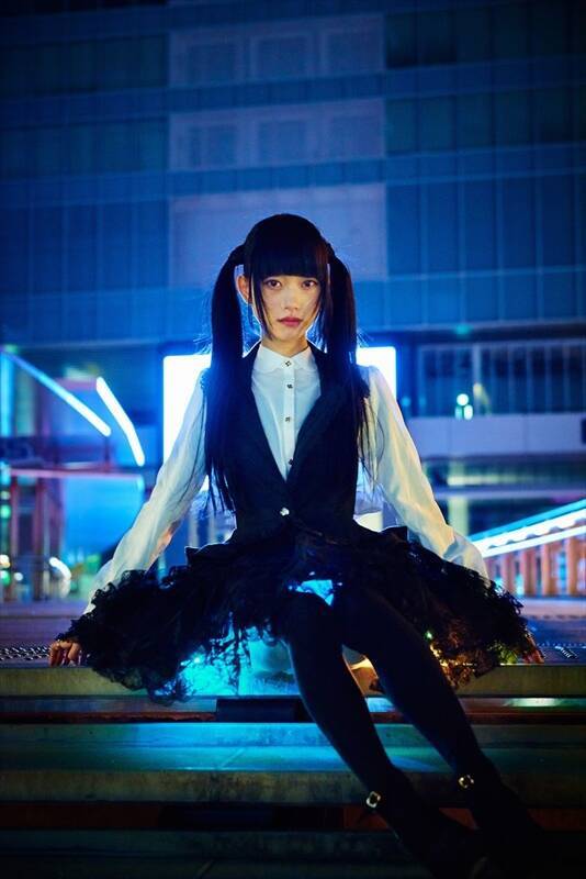 夜の街を“東京女子”がキラキラさせる！　絶対領域を照らす、新感覚の『光るスカート』