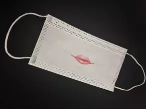 “バレンタイン鬱”を和らげるキスマーク付きマスク