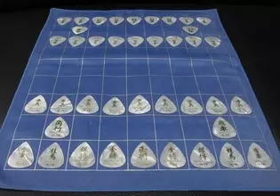 これもクールジャパン？　将棋ができるギターピック＆クロス