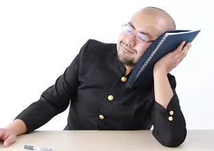 デスクで寝る時、枕としても使える“お昼寝用のノート”