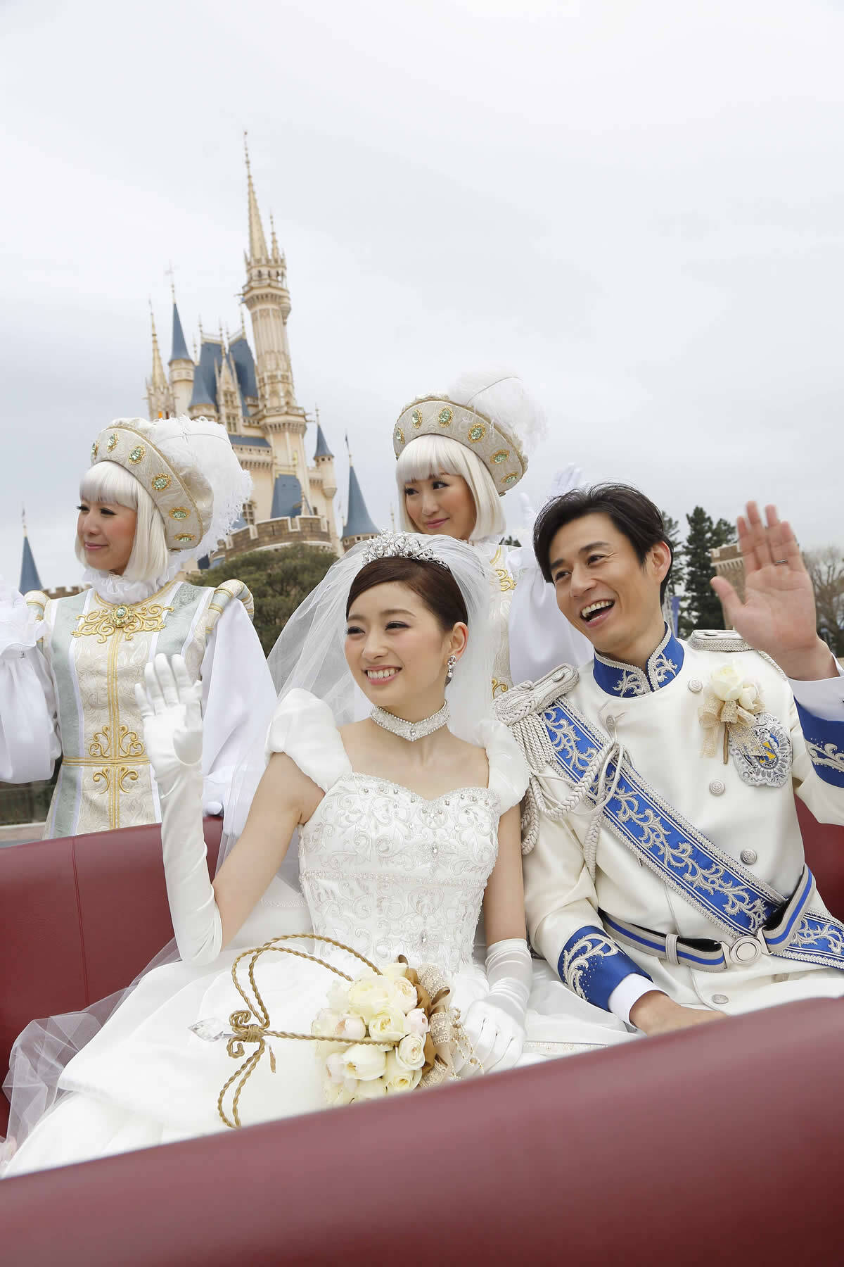 シンデレラに憧れて 東京ディズニーランドのシンデレラ城で結婚式 エキサイトニュース