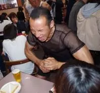 "マッチョカフェ"で悶える女性たち