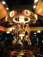 店内にメリーゴーランドのあるミスドがある？  まるで、古き良きアメリカ映画のようだった