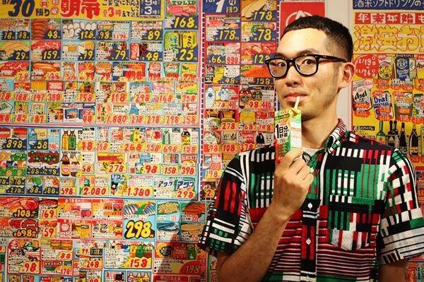 スーパーのチラシを絵で緻密に再現　台湾出身アーティストの作品が話題
