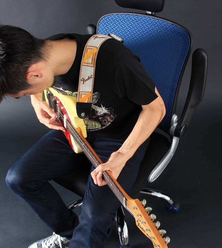 腰痛でバンドを抜けたギタリスト“ギターを弾くための椅子”を開発