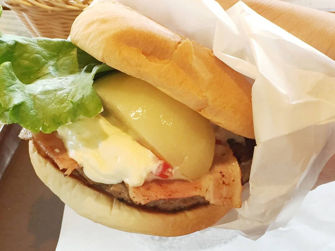 ハンバーガーに桃!?フレッシュネスバーガー甲府店限定メニューを食べてきた