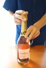 「ポンッ！」と開けるのはマナー違反!?　スパークリングワインのスマートな開け方