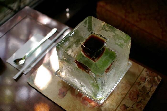 巨大な氷の器に注ぐ「逆アイスコーヒー」　日本初の会員制喫茶店で愛された味