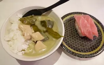 回転寿司にタイ風「グリーンカレー」の衝撃　エスニックと酢飯の融合を味わってみた