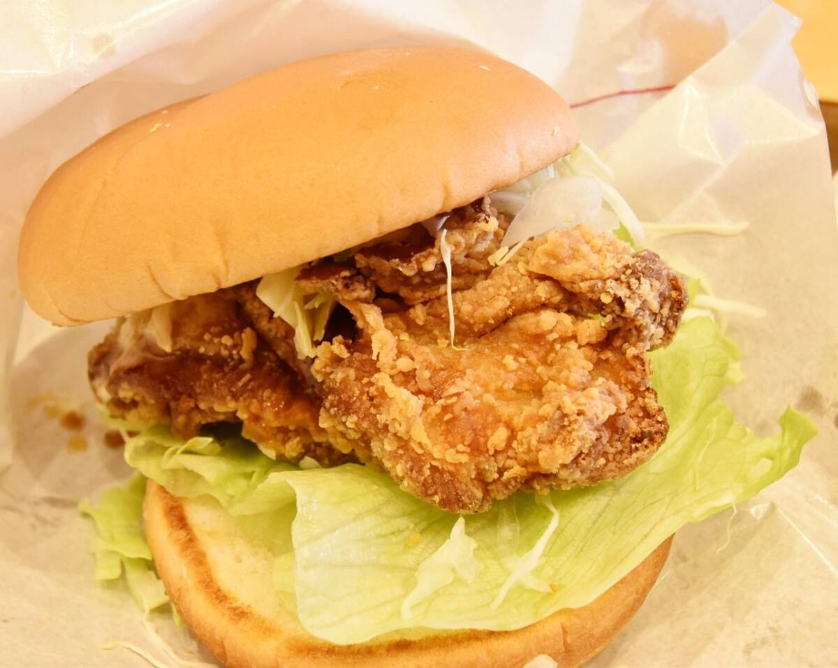 モスのご当地 からあげバーガー を食べてみた ザンギ がサクサク食感でボリュームたっぷり エキサイトニュース