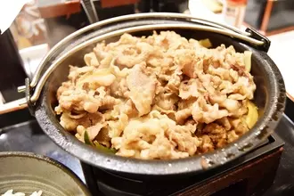 吉野家「牛すき鍋膳」肉2倍盛に満足！ 鍋の底が見えないほど牛肉がたっぷり
