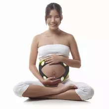 胎児にスマホの音楽聴かせるマタニティベルト　