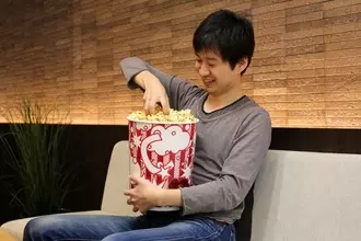 超巨大「MEGAポップコーン」の量が多すぎる！ 映画上映中に食べきれないレベル