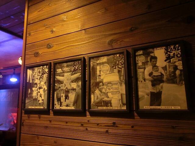 個性的すぎるお好み焼店「ASOKO」（あそこ） 仏像の壁画、真っ赤なシート、水槽には錦鯉