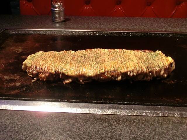 個性的すぎるお好み焼店「ASOKO」（あそこ） 仏像の壁画、真っ赤なシート、水槽には錦鯉