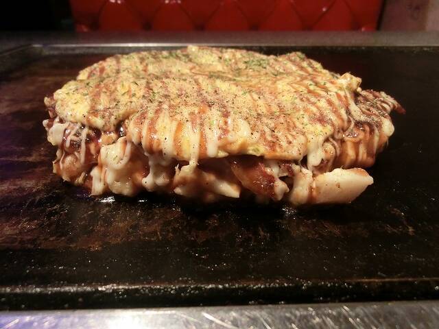 個性的すぎるお好み焼店「ASOKO」（あそこ） 仏像の壁画、真っ赤なシート、水槽には錦鯉