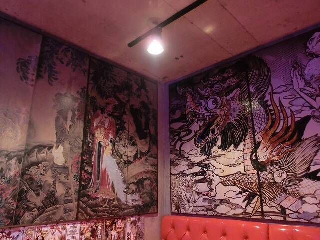 個性的すぎるお好み焼店「ASOKO」（あそこ） 仏像の壁画、真っ赤なシート、水槽には錦鯉
