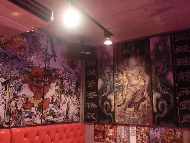 個性的すぎるお好み焼店「ASOKO」（あそこ） 仏像の壁画、真っ赤なシート、水槽には錦鯉