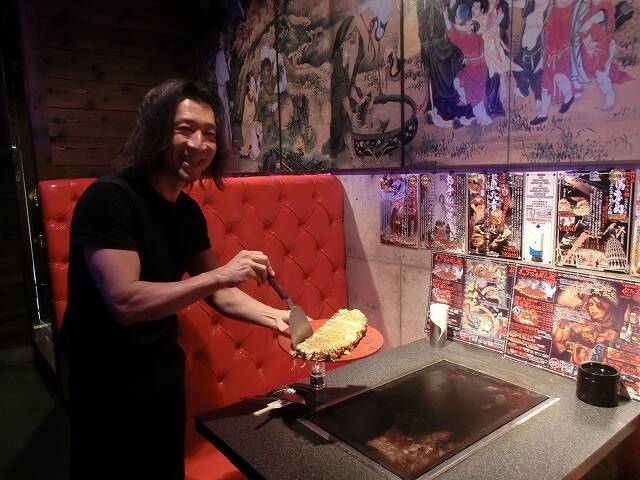 個性的すぎるお好み焼店「ASOKO」（あそこ） 仏像の壁画、真っ赤なシート、水槽には錦鯉