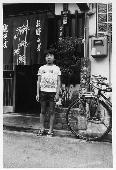 個性的すぎるお好み焼店「ASOKO」（あそこ） 仏像の壁画、真っ赤なシート、水槽には錦鯉