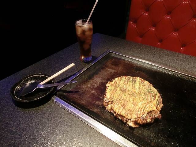 個性的すぎるお好み焼店「ASOKO」（あそこ） 仏像の壁画、真っ赤なシート、水槽には錦鯉