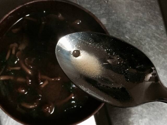 【発見】穴の空いたスプーンでスープを飲むと食事がゆっくりになる