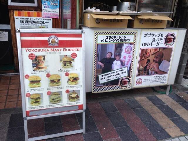 海軍カレー、ネイビーバーガー、横須賀どぶ板通りで食べるミリメシがウマイ